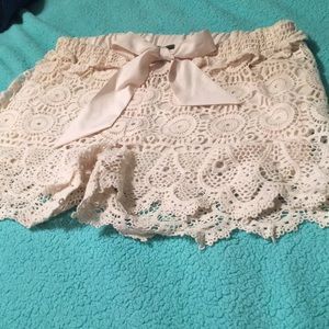 Cream lace shorts with bow